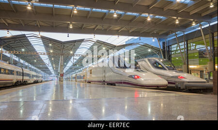 Sevilla, Spanien - 27. Oktober 2014: Die Plattformen der Maria Zambrano Train Station von Malaga Morgen. Stockfoto