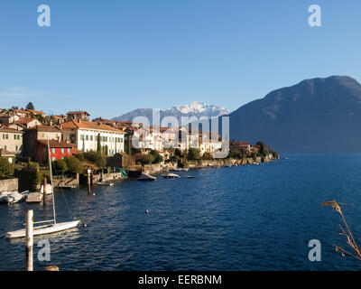 Comer See, Italien: Blick auf den Dörfern entlang der Westküste des Sees. Sala Comacina den kleinen Golf mit dem Hafen und der Stockfoto