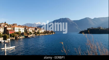 Comer See, Italien: Blick auf den Dörfern entlang der Westküste des Sees. Sala Comacina den kleinen Golf mit dem Hafen und der Stockfoto