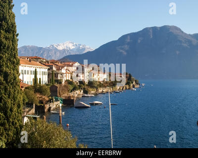 Comer See, Italien: Blick auf den Dörfern entlang der Westküste des Sees. Sala Comacina den kleinen Golf mit dem Hafen und der Stockfoto