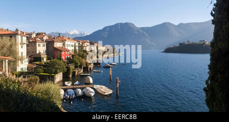 Comer See, Italien: Blick auf den Dörfern entlang der Westküste des Sees. Sala Comacina den kleinen Golf mit dem Hafen und der Stockfoto