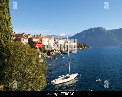 Comer See, Italien: Blick auf den Dörfern entlang der Westküste des Sees. Sala Comacina den kleinen Golf mit dem Hafen und der Stockfoto