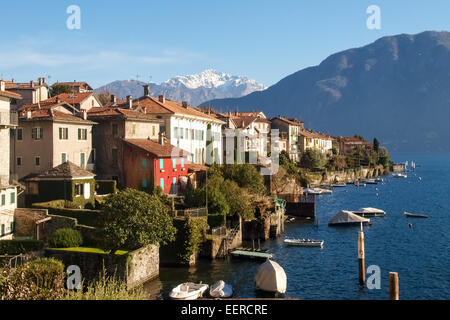 Comer See, Italien: Blick auf den Dörfern entlang der Westküste des Sees. Sala Comacina den kleinen Golf mit dem Hafen und der Stockfoto