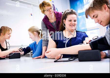 Schule, Blutdruck, Lehrer, die Schüler lernen Pflege überleben Stockfoto