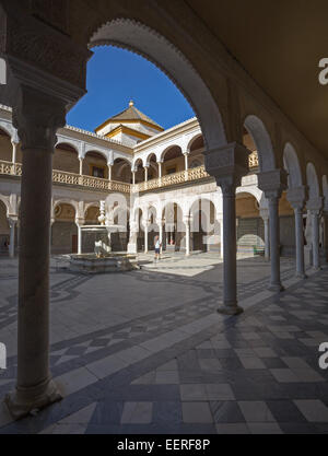 Sevilla, Spanien - 28. Oktober 2014: Der Innenhof der Casa de Pilatos. Stockfoto