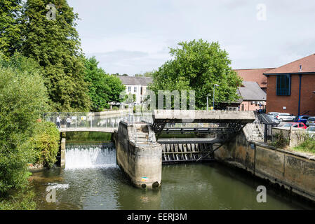 Fluss Steuerelement Wassertor am Fluss Avon in Chippenham UK Stockfoto