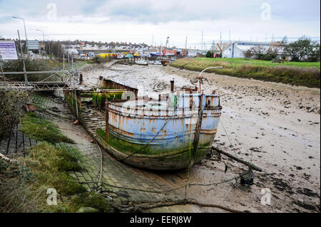 Newhaven East Sussex UK - Fäulnis Rumpf eines alten Coaster oder Tanker Schiff bei Ebbe in der Hafen-Anlegestelle Stockfoto