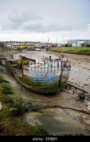 Newhaven East Sussex UK - Fäulnis Rumpf eines alten Coaster oder Tanker Schiff bei Ebbe in der Hafen-Anlegestelle Stockfoto