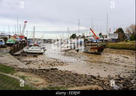 Newhaven East Sussex UK - Hafen Kai Kai bei Ebbe mit Booten sitzen auf dem Schlamm Stockfoto