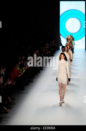 Berlin, Deutschland. 21. Januar 2015. Modelle zeigen Kreationen der britischen Marke Papier London während der Mercedes-Benz Fashion Week Berlin Herbst/Winter 2015 in Berlin, Deutschland am 21. Januar 2015. Bildnachweis: Zhang Fan/Xinhua/Alamy Live-Nachrichten Stockfoto