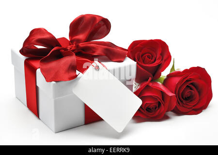 Bouquet von roten Rosen und Geschenk-Box mit einer leeren Karte auf weißem Hintergrund Stockfoto