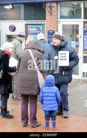 Keyworth, Nottinghamshire, UK. 21. Januar 2015. Gemeinderätin "Sam Boote" und Anwohner inszeniert 2hr Protest außerhalb Natwest Bank in das Dorf von Keyworth Nottinghamshire heute Morgen sammeln Unterschriften für die wachsende Petition. RBS (Royal Bank Of Scotland) planen, Keyworth Filiale in der Nähe und in der Nähe von Radcliffe-on-Trent Zweig. Dies zwingt treuen Kunden eine Reise mehr als zehn Meilen für ihren nächsten Bank.With nur wenige Links und eine ältere Bevölkerung diese gehen transportieren um die Dinge sehr schwierig. Bildnachweis: IFIMAGE/Alamy Live-Nachrichten Stockfoto