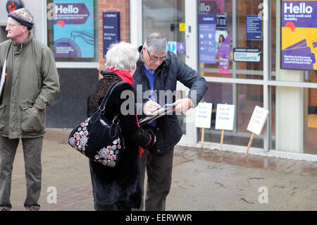 Keyworth, Nottinghamshire, UK. 21. Januar 2015. Gemeinderätin "Sam Boote" und Anwohner inszeniert 2hr Protest außerhalb Natwest Bank in das Dorf von Keyworth Nottinghamshire heute Morgen sammeln Unterschriften für die wachsende Petition. RBS (Royal Bank Of Scotland) planen, Keyworth Filiale in der Nähe und in der Nähe von Radcliffe-on-Trent Zweig. Dies zwingt treuen Kunden eine Reise mehr als zehn Meilen für ihren nächsten Bank.With nur wenige Links und eine ältere Bevölkerung diese gehen transportieren um die Dinge sehr schwierig. Bildnachweis: IFIMAGE/Alamy Live-Nachrichten Stockfoto