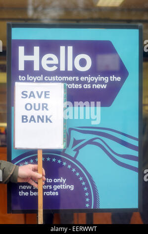 Keyworth, Nottinghamshire, UK. 21. Januar 2015. Gemeinderätin "Sam Boote" und Anwohner inszeniert 2hr Protest außerhalb Natwest Bank in das Dorf von Keyworth Nottinghamshire heute Morgen sammeln Unterschriften für die wachsende Petition. RBS (Royal Bank Of Scotland) planen, Keyworth Filiale in der Nähe und in der Nähe von Radcliffe-on-Trent Zweig. Dies zwingt treuen Kunden eine Reise mehr als zehn Meilen für ihren nächsten Bank.With nur wenige Links und eine ältere Bevölkerung diese gehen transportieren um die Dinge sehr schwierig. Bildnachweis: IFIMAGE/Alamy Live-Nachrichten Stockfoto