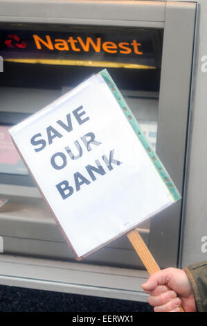 Keyworth, Nottinghamshire, UK. 21. Januar 2015. Gemeinderätin "Sam Boote" und Anwohner inszeniert 2hr Protest außerhalb Natwest Bank in das Dorf von Keyworth Nottinghamshire heute Morgen sammeln Unterschriften für die wachsende Petition. RBS (Royal Bank Of Scotland) planen, Keyworth Filiale in der Nähe und in der Nähe von Radcliffe-on-Trent Zweig. Dies zwingt treuen Kunden eine Reise mehr als zehn Meilen für ihren nächsten Bank.With nur wenige Links und eine ältere Bevölkerung diese gehen transportieren um die Dinge sehr schwierig. Bildnachweis: IFIMAGE/Alamy Live-Nachrichten Stockfoto