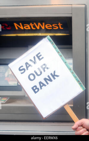 Keyworth, Nottinghamshire, UK. 21. Januar 2015. Gemeinderätin "Sam Boote" und Anwohner inszeniert 2hr Protest außerhalb Natwest Bank in das Dorf von Keyworth Nottinghamshire heute Morgen sammeln Unterschriften für die wachsende Petition. RBS (Royal Bank Of Scotland) planen, Keyworth Filiale in der Nähe und in der Nähe von Radcliffe-on-Trent Zweig. Dies zwingt treuen Kunden eine Reise mehr als zehn Meilen für ihren nächsten Bank.With nur wenige Links und eine ältere Bevölkerung diese gehen transportieren um die Dinge sehr schwierig. Bildnachweis: IFIMAGE/Alamy Live-Nachrichten Stockfoto