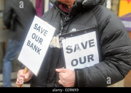 Keyworth, Nottinghamshire, UK. 21. Januar 2015. Gemeinderätin "Sam Boote" und Anwohner inszeniert 2hr Protest außerhalb Natwest Bank in das Dorf von Keyworth Nottinghamshire heute Morgen sammeln Unterschriften für die wachsende Petition. RBS (Royal Bank Of Scotland) planen, Keyworth Filiale in der Nähe und in der Nähe von Radcliffe-on-Trent Zweig. Dies zwingt treuen Kunden eine Reise mehr als zehn Meilen für ihren nächsten Bank.With nur wenige Links und eine ältere Bevölkerung diese gehen transportieren um die Dinge sehr schwierig. Bildnachweis: IFIMAGE/Alamy Live-Nachrichten Stockfoto