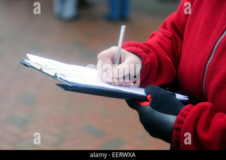 Keyworth, Nottinghamshire, UK. 21. Januar 2015. Gemeinderätin "Sam Boote" und Anwohner inszeniert 2hr Protest außerhalb Natwest Bank in das Dorf von Keyworth Nottinghamshire heute Morgen sammeln Unterschriften für die wachsende Petition. RBS (Royal Bank Of Scotland) planen, Keyworth Filiale in der Nähe und in der Nähe von Radcliffe-on-Trent Zweig. Dies zwingt treuen Kunden eine Reise mehr als zehn Meilen für ihren nächsten Bank.With nur wenige Links und eine ältere Bevölkerung diese gehen transportieren um die Dinge sehr schwierig. Bildnachweis: IFIMAGE/Alamy Live-Nachrichten Stockfoto