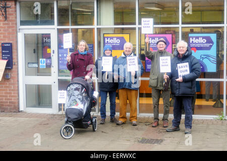 Keyworth, Nottinghamshire, UK. 21. Januar 2015. Gemeinderätin "Sam Boote" und Anwohner inszeniert 2hr Protest außerhalb Natwest Bank in das Dorf von Keyworth Nottinghamshire heute Morgen sammeln Unterschriften für die wachsende Petition. RBS (Royal Bank Of Scotland) planen, Keyworth Filiale in der Nähe und in der Nähe von Radcliffe-on-Trent Zweig. Dies zwingt treuen Kunden eine Reise mehr als zehn Meilen für ihren nächsten Bank.With nur wenige Links und eine ältere Bevölkerung diese gehen transportieren um die Dinge sehr schwierig. Bildnachweis: IFIMAGE/Alamy Live-Nachrichten Stockfoto