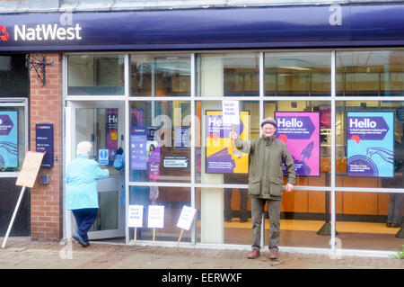 Keyworth, Nottinghamshire, UK. 21. Januar 2015. Gemeinderätin "Sam Boote" und Anwohner inszeniert 2hr Protest außerhalb Natwest Bank in das Dorf von Keyworth Nottinghamshire heute Morgen sammeln Unterschriften für die wachsende Petition. RBS (Royal Bank Of Scotland) planen, Keyworth Filiale in der Nähe und in der Nähe von Radcliffe-on-Trent Zweig. Dies zwingt treuen Kunden eine Reise mehr als zehn Meilen für ihren nächsten Bank.With nur wenige Links und eine ältere Bevölkerung diese gehen transportieren um die Dinge sehr schwierig. Bildnachweis: IFIMAGE/Alamy Live-Nachrichten Stockfoto