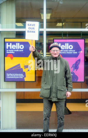 Keyworth, Nottinghamshire, UK. 21. Januar 2015. Gemeinderätin "Sam Boote" und Anwohner inszeniert 2hr Protest außerhalb Natwest Bank in das Dorf von Keyworth Nottinghamshire heute Morgen sammeln Unterschriften für die wachsende Petition. RBS (Royal Bank Of Scotland) planen, Keyworth Filiale in der Nähe und in der Nähe von Radcliffe-on-Trent Zweig. Dies zwingt treuen Kunden eine Reise mehr als zehn Meilen für ihren nächsten Bank.With nur wenige Links und eine ältere Bevölkerung diese gehen transportieren um die Dinge sehr schwierig. Bildnachweis: IFIMAGE/Alamy Live-Nachrichten Stockfoto