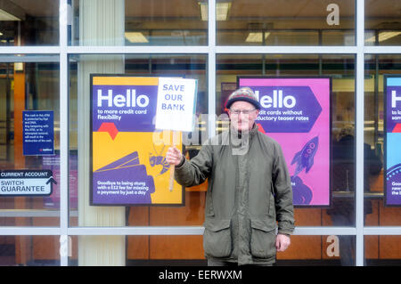 Keyworth, Nottinghamshire, UK. 21. Januar 2015. Gemeinderätin "Sam Boote" und Anwohner inszeniert 2hr Protest außerhalb Natwest Bank in das Dorf von Keyworth Nottinghamshire heute Morgen sammeln Unterschriften für die wachsende Petition. RBS (Royal Bank Of Scotland) planen, Keyworth Filiale in der Nähe und in der Nähe von Radcliffe-on-Trent Zweig. Dies zwingt treuen Kunden eine Reise mehr als zehn Meilen für ihren nächsten Bank.With nur wenige Links und eine ältere Bevölkerung diese gehen transportieren um die Dinge sehr schwierig. Bildnachweis: IFIMAGE/Alamy Live-Nachrichten Stockfoto