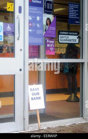 Keyworth, Nottinghamshire, UK. 21. Januar 2015. Gemeinderätin "Sam Boote" und Anwohner inszeniert 2hr Protest außerhalb Natwest Bank in das Dorf von Keyworth Nottinghamshire heute Morgen sammeln Unterschriften für die wachsende Petition. RBS (Royal Bank Of Scotland) planen, Keyworth Filiale in der Nähe und in der Nähe von Radcliffe-on-Trent Zweig. Dies zwingt treuen Kunden eine Reise mehr als zehn Meilen für ihren nächsten Bank.With nur wenige Links und eine ältere Bevölkerung diese gehen transportieren um die Dinge sehr schwierig. Bildnachweis: IFIMAGE/Alamy Live-Nachrichten Stockfoto