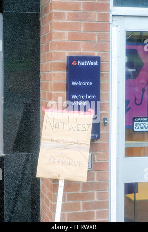 Keyworth, Nottinghamshire, UK. 21. Januar 2015. Gemeinderätin "Sam Boote" und Anwohner inszeniert 2hr Protest außerhalb Natwest Bank in das Dorf von Keyworth Nottinghamshire heute Morgen sammeln Unterschriften für die wachsende Petition. RBS (Royal Bank Of Scotland) planen, Keyworth Filiale in der Nähe und in der Nähe von Radcliffe-on-Trent Zweig. Dies zwingt treuen Kunden eine Reise mehr als zehn Meilen für ihren nächsten Bank.With nur wenige Links und eine ältere Bevölkerung diese gehen transportieren um die Dinge sehr schwierig. Bildnachweis: IFIMAGE/Alamy Live-Nachrichten Stockfoto