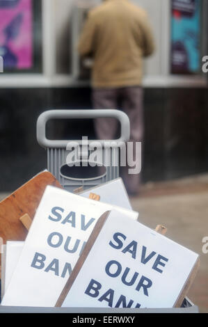 Keyworth, Nottinghamshire, UK. 21. Januar 2015. Gemeinderätin "Sam Boote" und Anwohner inszeniert 2hr Protest außerhalb Natwest Bank in das Dorf von Keyworth Nottinghamshire heute Morgen sammeln Unterschriften für die wachsende Petition. RBS (Royal Bank Of Scotland) planen, Keyworth Filiale in der Nähe und in der Nähe von Radcliffe-on-Trent Zweig. Dies zwingt treuen Kunden eine Reise mehr als zehn Meilen für ihren nächsten Bank.With nur wenige Links und eine ältere Bevölkerung diese gehen transportieren um die Dinge sehr schwierig. Bildnachweis: IFIMAGE/Alamy Live-Nachrichten Stockfoto