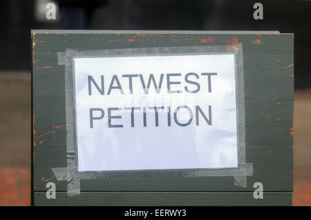 Keyworth, Nottinghamshire, UK. 21. Januar 2015. Gemeinderätin "Sam Boote" und Anwohner inszeniert 2hr Protest außerhalb Natwest Bank in das Dorf von Keyworth Nottinghamshire heute Morgen sammeln Unterschriften für die wachsende Petition. RBS (Royal Bank Of Scotland) planen, Keyworth Filiale in der Nähe und in der Nähe von Radcliffe-on-Trent Zweig. Dies zwingt treuen Kunden eine Reise mehr als zehn Meilen für ihren nächsten Bank.With nur wenige Links und eine ältere Bevölkerung diese gehen transportieren um die Dinge sehr schwierig. Bildnachweis: IFIMAGE/Alamy Live-Nachrichten Stockfoto