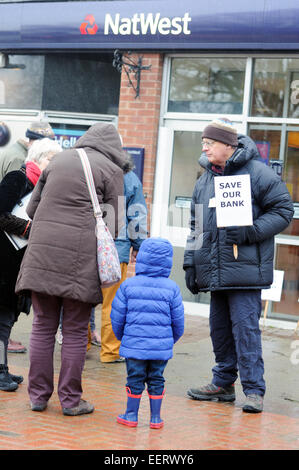 Keyworth, Nottinghamshire, UK. 21. Januar 2015. Gemeinderätin "Sam Boote" und Anwohner inszeniert 2hr Protest außerhalb Natwest Bank in das Dorf von Keyworth Nottinghamshire heute Morgen sammeln Unterschriften für die wachsende Petition. RBS (Royal Bank Of Scotland) planen, Keyworth Filiale in der Nähe und in der Nähe von Radcliffe-on-Trent Zweig. Dies zwingt treuen Kunden eine Reise mehr als zehn Meilen für ihren nächsten Bank.With nur wenige Links und eine ältere Bevölkerung diese gehen transportieren um die Dinge sehr schwierig. Bildnachweis: IFIMAGE/Alamy Live-Nachrichten Stockfoto