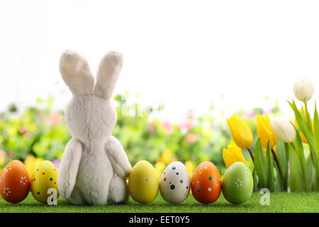 Oster-Deko mit Hasen, Eiern und Blumen. Stockfoto