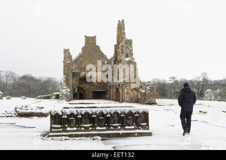 Egglestone Abtei in der Nähe von Barnard Castle, County Durham, Großbritannien. 21. Januar 2015. UK-Wetter: Schneefall hat fahren auf einigen Straßen im Bereich schwierig, jedoch in Egglestone Abbey ein paar Leute waren genießen die Schneeverhältnissen und Erkundung der Ruinen. Bildnachweis: David Forster/Alamy Live-Nachrichten Stockfoto