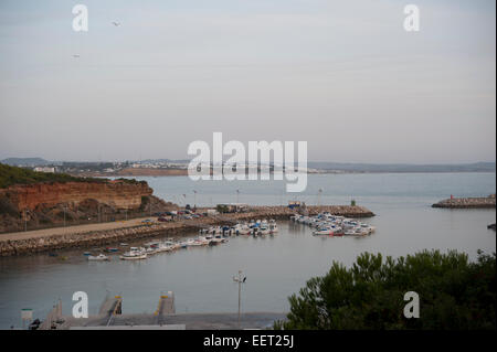 Blick auf Puerto de Conil, Provinz Cadiz, Andalusien, Spanien. Stockfoto