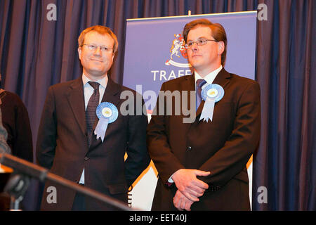 Trafford Rat Wahl Graf und AV Referendrum. G. H. Carnall Freizeitzentrum, Urmston. Altrincham Ward konservative Gewinner Alex Williams (l) und Matt Colledge www.chrisbullphotographer.com Stockfoto