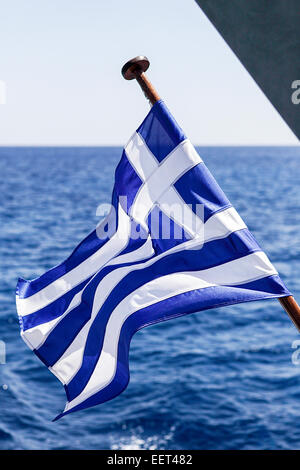 An Bord ein Meer gehen, Kreuzer, die griechische Nationalflagge, gesehen hier in starker Wind flattern angesehen. Stockfoto