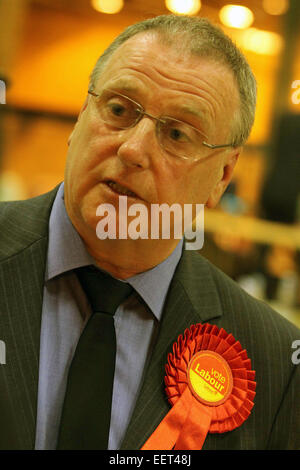 Trafford Rat Wahl Graf und AV Referendrum. G. H. Carnall Freizeitzentrum, Urmston. Labour-Chef David Acton Stockfoto