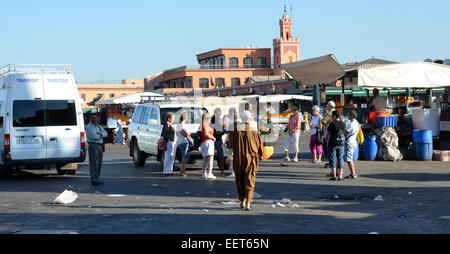 Touristen, die Versammlung für Tagesausflüge auf dem Hauptplatz, Marrakesch, Marokko Stockfoto