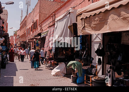 Touristen in engen Gassen der alten Stadt von Marrakesch unter die Souvenir und Teppich-shops Stockfoto