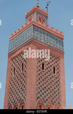 Detail verziert und komplexen Mustern der alten Kasbah Moschee Stadtturm, Marrakesch, Marokko, Nordafrika und Windows-Kacheln Stockfoto