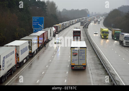 Ashford, Kent, UK. 21. Januar 2015. Phase 2 der Betrieb Stack wurde aufgrund von Verzögerungen in der Kanaltunnel nach der Fahrzeugbrand am Samstag 17 Jan umgesetzt.  Der Betrieb umfasst Lastkraftwagen auf der M20 zwischen den Anschlussstellen 8 und 9 ausstehende polizeiliche Genehmigung zu Verfahren, wie Kapazität erlaubt gestoppt wird. Andere Verkehr Kid in Richtung Küste ist über die A20 geleitet, während die London gebundene Fahrbahn nicht betroffen ist.  Es wird derzeit berichtet, dass Operation Stapel ganztägig vorhanden sein wird. Bildnachweis: Paul Martin/Alamy Live-Nachrichten Stockfoto