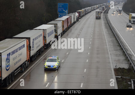 Ashford, Kent, UK. 21. Januar 2015. Phase 2 der Betrieb Stack wurde aufgrund von Verzögerungen in der Kanaltunnel nach der Fahrzeugbrand am Samstag 17 Jan umgesetzt.  Der Betrieb umfasst Lastkraftwagen auf der M20 zwischen den Anschlussstellen 8 und 9 ausstehende polizeiliche Genehmigung Vorgehen gestoppt wird.  Andere Verkehr Kid in Richtung Küste ist über die A20 geleitet, während die London gebundene Fahrbahn nicht betroffen ist. Bildnachweis: Paul Martin/Alamy Live-Nachrichten Stockfoto