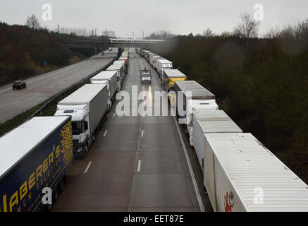 Ashford, Kent, UK. 21. Januar 2015. Phase 2 der Betrieb Stack wurde aufgrund von Verzögerungen in der Kanaltunnel nach der Fahrzeugbrand am Samstag 17 Jan umgesetzt.  Der Betrieb umfasst Lastkraftwagen auf der M20 zwischen den Anschlussstellen 8 und 9 ausstehende polizeiliche Genehmigung zu Verfahren, wie Kapazität erlaubt gestoppt wird. Andere Verkehr Kid in Richtung Küste ist über die A20 geleitet, während die London gebundene Fahrbahn nicht betroffen ist.  Es wird derzeit berichtet, dass Operation Stapel ganztägig vorhanden sein wird. Bildnachweis: Paul Martin/Alamy Live-Nachrichten Stockfoto