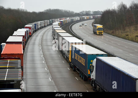 Ashford, Kent, UK. 21. Januar 2015. Phase 2 der Betrieb Stack wurde aufgrund von Verzögerungen in der Kanaltunnel nach der Fahrzeugbrand am Samstag 17 Jan umgesetzt.  Der Betrieb umfasst Lastkraftwagen auf der M20 zwischen den Anschlussstellen 8 und 9 ausstehende polizeiliche Genehmigung zu Verfahren, wie Kapazität erlaubt gestoppt wird. Andere Verkehr Kid in Richtung Küste ist über die A20 geleitet, während die London gebundene Fahrbahn nicht betroffen ist.  Es wird derzeit berichtet, dass Operation Stapel ganztägig vorhanden sein wird. Bildnachweis: Paul Martin/Alamy Live-Nachrichten Stockfoto