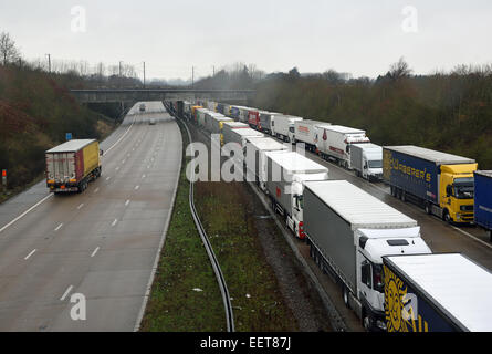 Ashford, Kent, UK. 21. Januar 2015. Phase 2 der Betrieb Stack wurde aufgrund von Verzögerungen in der Kanaltunnel nach der Fahrzeugbrand am Samstag 17 Jan umgesetzt.  Der Betrieb umfasst Lastkraftwagen auf der M20 zwischen den Anschlussstellen 8 und 9 ausstehende polizeiliche Genehmigung zu Verfahren, wie Kapazität erlaubt gestoppt wird. Andere Verkehr Kid in Richtung Küste ist über die A20 geleitet, während die London gebundene Fahrbahn nicht betroffen ist.  Es wird derzeit berichtet, dass Operation Stapel ganztägig vorhanden sein wird. Bildnachweis: Paul Martin/Alamy Live-Nachrichten Stockfoto