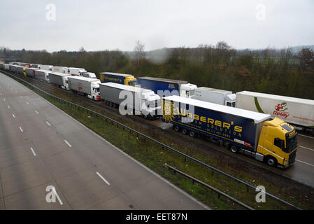 Ashford, Kent, UK. 21. Januar 2015. Phase 2 der Betrieb Stack wurde aufgrund von Verzögerungen in der Kanaltunnel nach der Fahrzeugbrand am Samstag 17 Jan umgesetzt.  Der Betrieb umfasst Lastkraftwagen auf der M20 zwischen den Anschlussstellen 8 und 9 ausstehende polizeiliche Genehmigung zu Verfahren, wie Kapazität erlaubt gestoppt wird. Andere Verkehr Kid in Richtung Küste ist über die A20 geleitet, während die London gebundene Fahrbahn nicht betroffen ist.  Es wird derzeit berichtet, dass Operation Stapel ganztägig vorhanden sein wird. Bildnachweis: Paul Martin/Alamy Live-Nachrichten Stockfoto