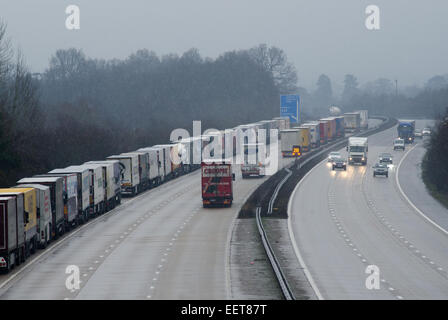 Ashford, Kent, UK. 21. Januar 2015. Phase 2 der Betrieb Stack wurde aufgrund von Verzögerungen in der Kanaltunnel nach der Fahrzeugbrand am Samstag 17 Jan umgesetzt.  Der Betrieb umfasst Lastkraftwagen auf der M20 zwischen den Anschlussstellen 8 und 9 ausstehende polizeiliche Genehmigung zu Verfahren, wie Kapazität erlaubt gestoppt wird. Andere Verkehr Kid in Richtung Küste ist über die A20 geleitet, während die London gebundene Fahrbahn nicht betroffen ist.  Es wird derzeit berichtet, dass Operation Stapel ganztägig vorhanden sein wird. Bildnachweis: Paul Martin/Alamy Live-Nachrichten Stockfoto