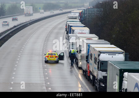 Ashford, Kent, UK. 21. Januar 2015. Phase 2 der Betrieb Stack wurde aufgrund von Verzögerungen in der Kanaltunnel nach der Fahrzeugbrand am Samstag 17 Jan umgesetzt.  Der Betrieb umfasst Lastkraftwagen auf der M20 zwischen den Anschlussstellen 8 und 9 ausstehende polizeiliche Genehmigung zu Verfahren, wie Kapazität erlaubt gestoppt wird. Andere Verkehr Kid in Richtung Küste ist über die A20 geleitet, während die London gebundene Fahrbahn nicht betroffen ist.  Es wird derzeit berichtet, dass Operation Stapel ganztägig vorhanden sein wird. Bildnachweis: Paul Martin/Alamy Live-Nachrichten Stockfoto