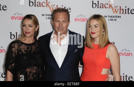 Los Angeles, CA, USA. 20. Januar 2015. Kevin Costner, Christine Baumgartner, Lily Costner im Ankunftsbereich für schwarze oder weiße Premiere, Premiere Haus im Regal Kinos L.A. LIVE Stadion 14, Los Angeles, CA 20. Januar 2015. Bildnachweis: Dee Cercone/Everett Collection/Alamy Live-Nachrichten Stockfoto