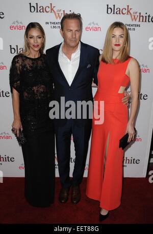 Los Angeles, CA, USA. 20. Januar 2015. Kevin Costner, Christine Baumgartner, Lily Costner im Ankunftsbereich für schwarze oder weiße Premiere, Premiere Haus im Regal Kinos L.A. LIVE Stadion 14, Los Angeles, CA 20. Januar 2015. Bildnachweis: Dee Cercone/Everett Collection/Alamy Live-Nachrichten Stockfoto